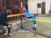 Thể thao - Lên lưới như Federer, chú khỉ khiến fan tennis choáng