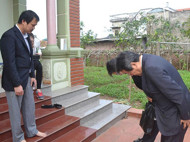 Đại sứ Nhật Bản đến gia đình bé gái người Việt bị sát hại nói lời xin lỗi