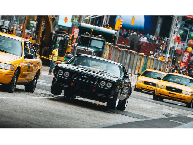 Tư vấn - Fast &amp; Furious 8 "tiêu diệt" hơn 17 triệu USD xe cộ