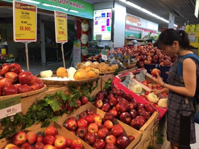 Thị trường - Tiêu dùng - Giật mình với táo Mỹ siêu rẻ đổ đống ở siêu thị Việt