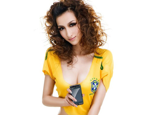 Thời trang Hi-tech - "Bỏng mắt" ngắm dàn hotgirl sexy yêu smartphone, mê bóng