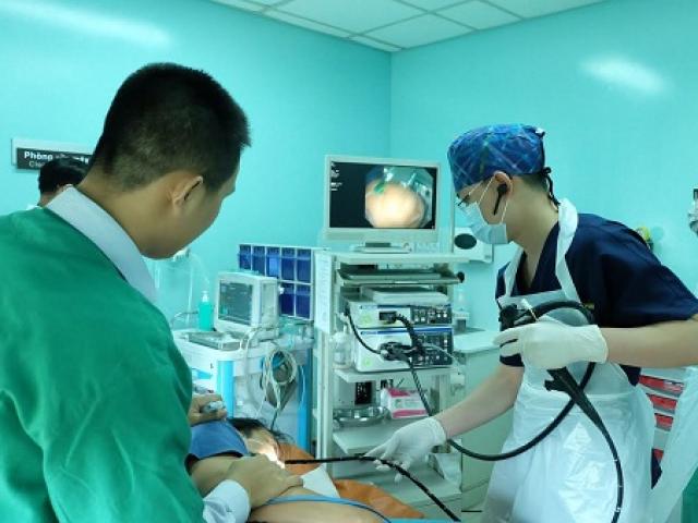 Sức khỏe đời sống - Vì sao khi ăn uống không nên vừa cười vừa nói?