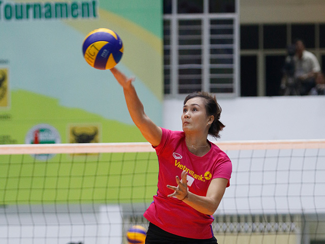 Thể thao - Người đẹp bóng chuyền Kim Huệ, Ngọc Hoa gây sốt trước 2000 fan