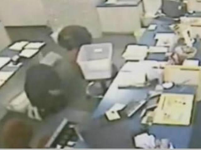 Pháp luật - Tên cướp “tử tế” nhất mọi thời đại: Khóc lóc, quỳ gối van xin tha thứ rồi mới cướp