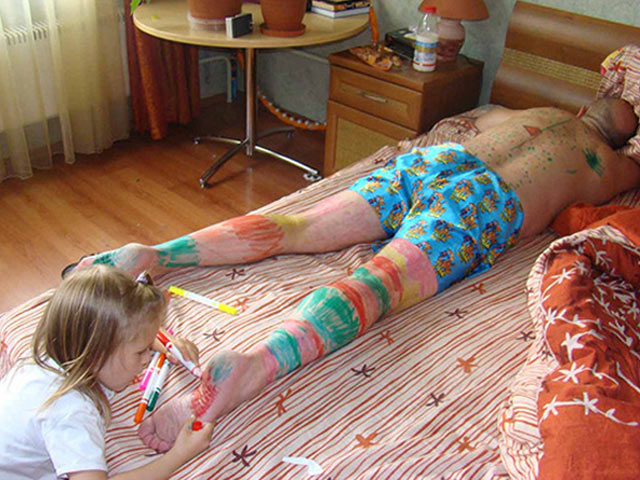 Tranh vui - "Rơi mồm" với khoảnh khắc bố ở nhà cùng con gái