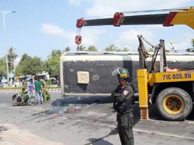 Tin tức trong ngày - Xe buýt lật, đè chết hai vợ chồng đi xe máy ở miền Tây