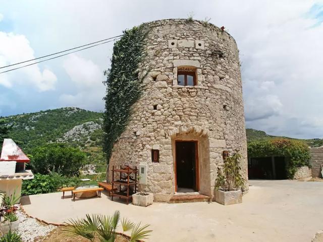 Tài chính - Bất động sản - Khách sạn sang “núp” trong tháp 250 tuổi đẹp miễn chê