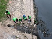 Tin tức trong ngày - &quot;Ông Tây móc cống&quot; cùng hàng trăm bạn trẻ lội sông Tô Lịch dọn rác