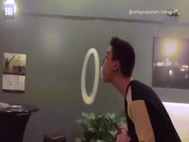 Bạn trẻ - Cuộc sống - 9x làm ảo thuật khói thuốc "gây mê" hàng triệu người