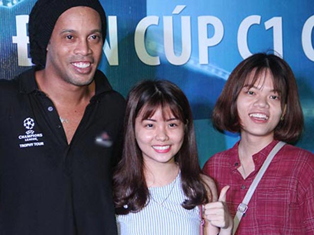 Bóng đá - “Hot girl” Đà Nẵng chén bánh mì chờ Ronaldinho tặng quà