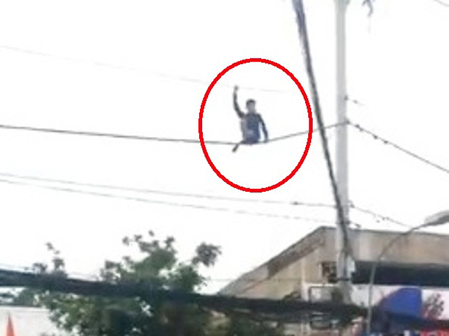 Tin tức trong ngày - Hoảng hồn thanh niên nhảy múa trên dây điện giữa SG