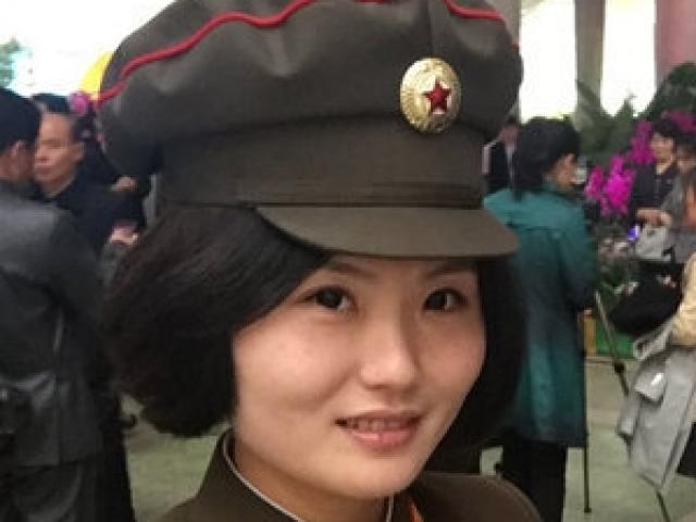 Thế giới - Nữ binh sĩ Triều Tiên xinh đẹp nổi như cồn vì ảnh selfie