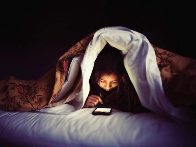 Dùng điện thoại trước khi ngủ: Hiểm họa khôn lường