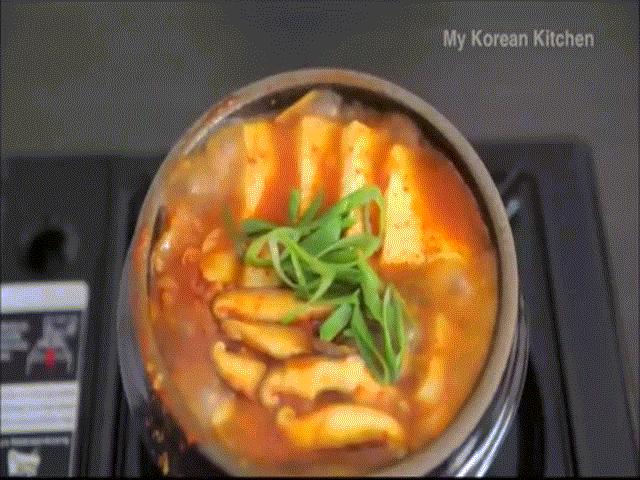 Ẩm thực - Ngày nổi gió, đãi cả nhà canh kim chi thơm nồng