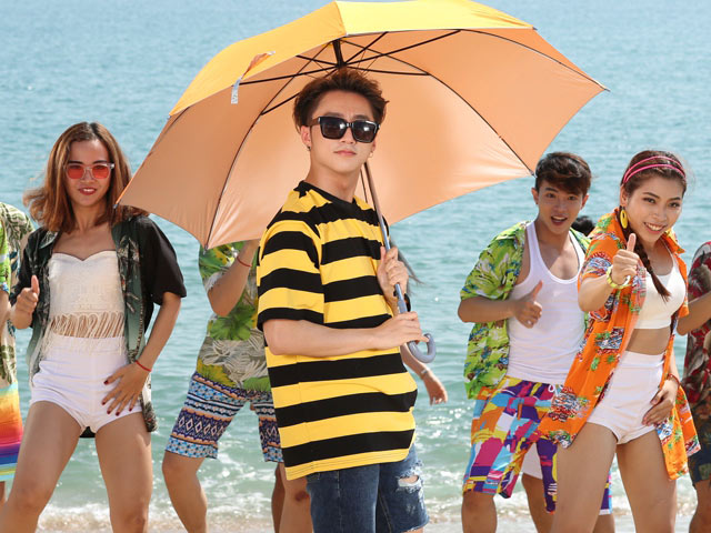 Ca nhạc - MTV - Hot girl "vây kín" Sơn Tùng trong ca khúc mới