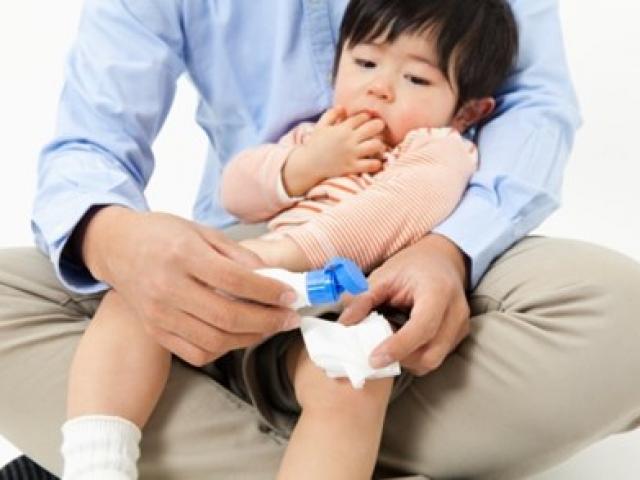 Sức khỏe đời sống - Trẻ bỏng thực quản, dạ dày vì ăn nhầm hóa chất