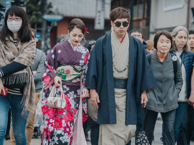 Ca nhạc - MTV - Cả phố "đứng hình" khi thấy Hồ Quang Hiếu và bạn gái thế này