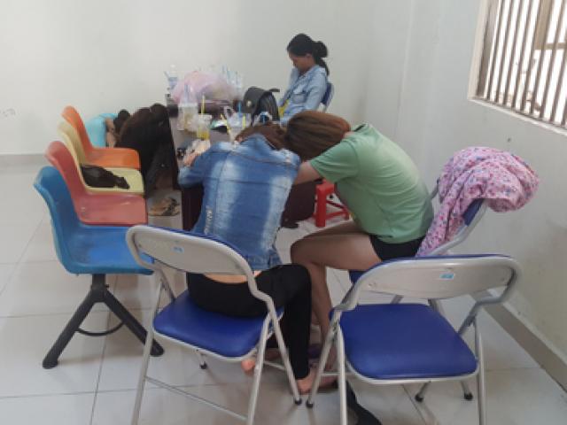 Pháp luật - Chân dài chiều quý ông tới bến trong "động" bán dâm