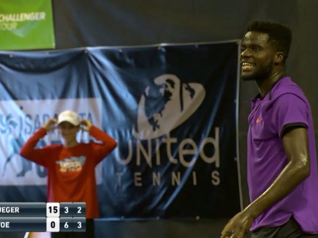 Thể thao - Mải "yêu", cặp đôi tạo ra âm thanh làm rối trận tennis