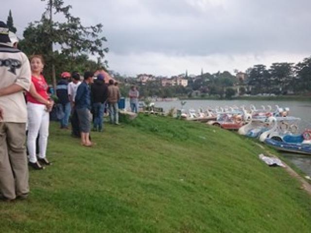 Tin tức trong ngày - Bất lực nhìn người phụ nữ nhảy hồ Xuân Hương tự vẫn