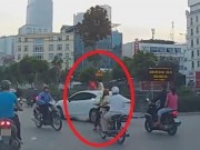 Tin tức trong ngày - Hai bé gái ung dung ngồi nóc ôtô chạy giữa phố Hà Nội