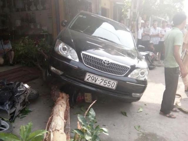 Tin tức trong ngày - "Xe điên” rồ ga lùi cuốn cô gái vào gầm