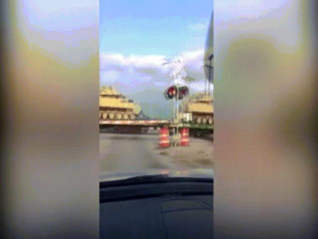 Thế giới - Trump dồn dập điều xe tăng tới căn cứ quân sự lớn nhất Mỹ?