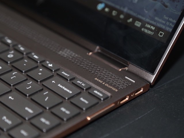 Thời trang Hi-tech - HP trình làng laptop "biến hình", pin "trâu", siêu bảo mật