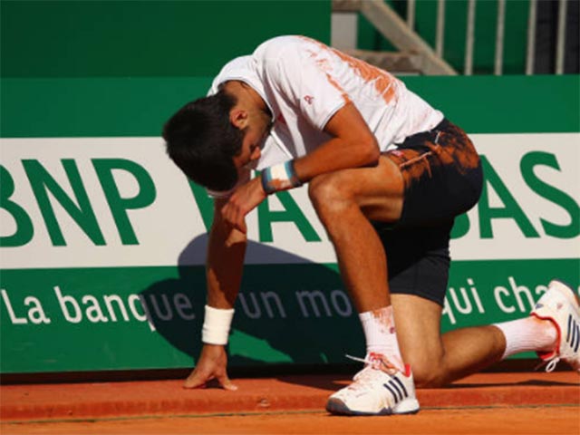 Thể thao - Djokovic "rơi tự do": Trông vào gương Federer mà học