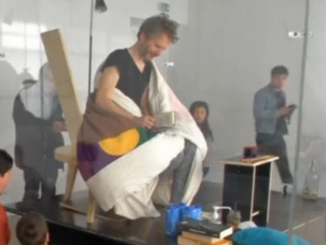 Phi thường - kỳ quặc - Người đàn ông ngồi ấp trứng gà suốt 3 tuần giữa Paris