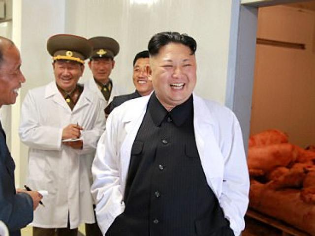 Thế giới - Đang "hầm hè" với Mỹ, Kim Jong-un vẫn tươi cười như hoa