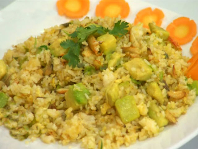 Ẩm thực - Cơm chiên trái bơ, món "cứu đói" ngày đi làm về muộn