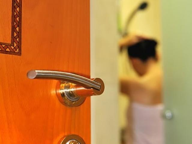 Sức khỏe đời sống - Thích nhìn trộm người khác tắm là bệnh gì?
