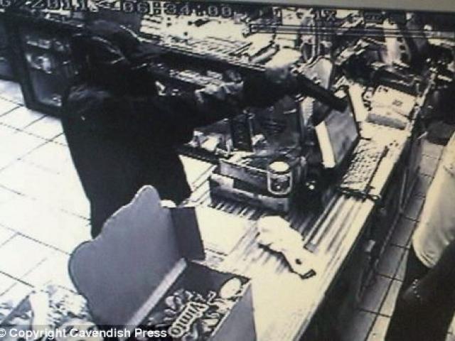 Pháp luật - Tiếc chiếc áo “xịn” đánh rơi, tên cướp quay lại... xin