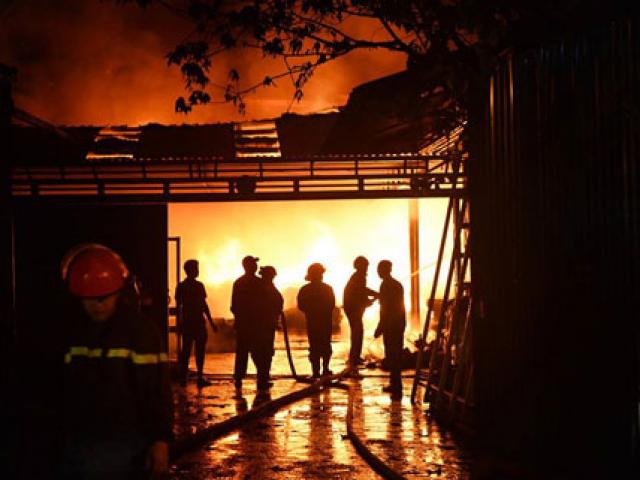 Tin tức trong ngày - HN: Cháy dữ dội garage ô tô sát chùa Ngòi, người dân hoảng loạn