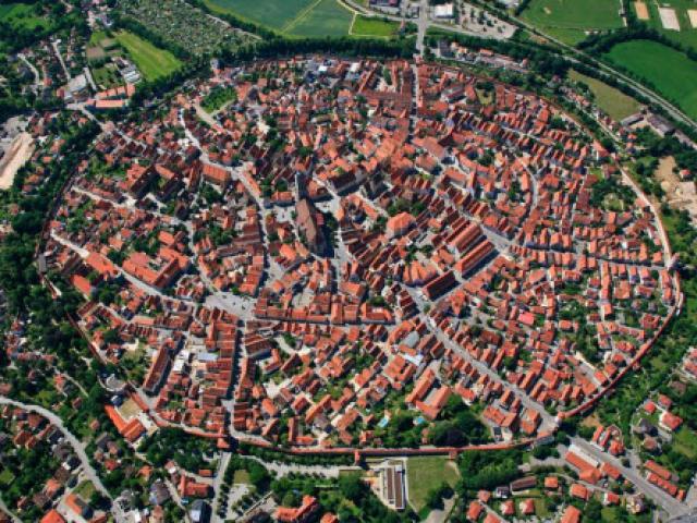 Du lịch - Thị trấn được bao phủ bởi 72.000 tấn kim cương