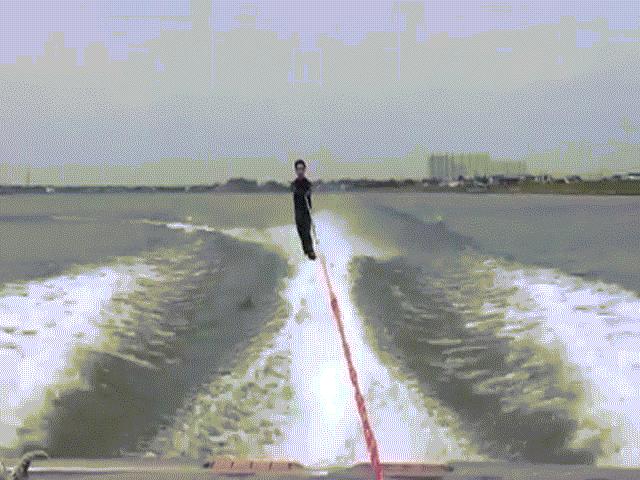 Phi thường - kỳ quặc - Cá bay lên mặt nước, nhằm thẳng vào "chỗ hiểm" người lướt ván