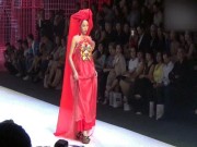 Người mẫu - Hoa hậu - Clip: Kỳ Duyên lộ mặt nhọn, mặc yếm catwalk từ tốn như đi chợ