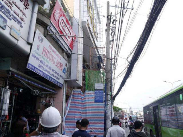 Tin tức trong ngày - Công nhân nằm bất động sau tiếng nổ tại công trình trung tâm tiệc cưới