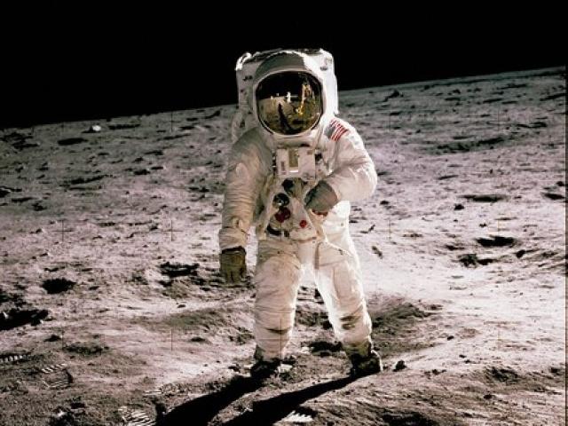 Thế giới - Ảnh màu hiếm về lần đầu con người đặt chân lên Mặt trăng