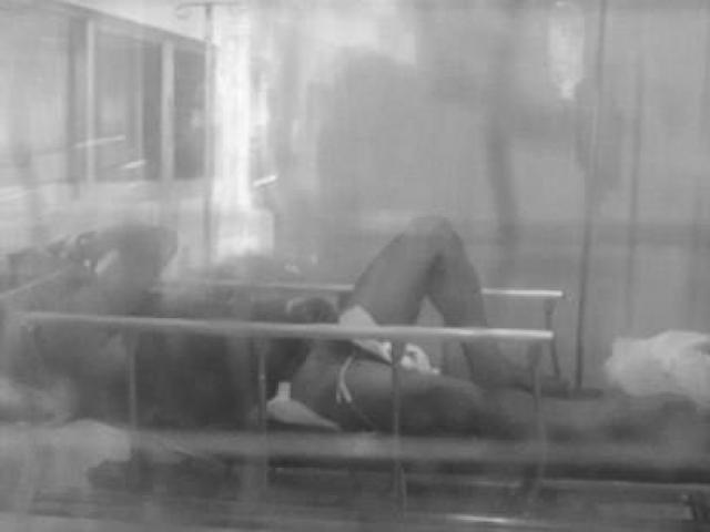 Phi thường - kỳ quặc - Đang ngủ ở nhà bạn, vợ đùng đùng đến cắt xoẹt “của quý”