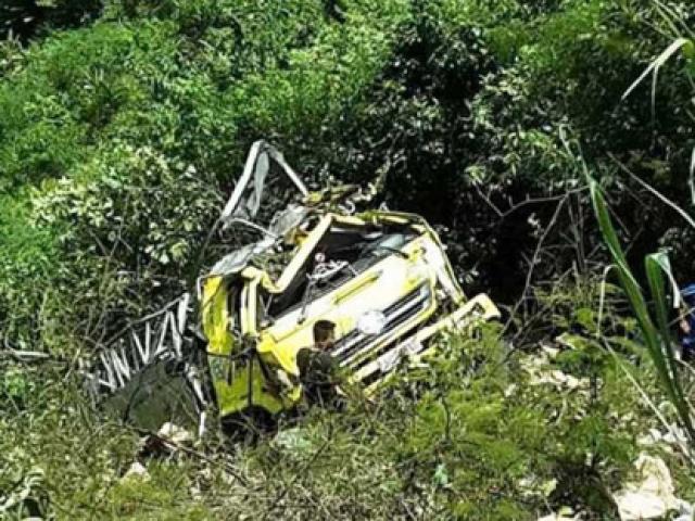 Tin tức trong ngày - Ô tô lao vực đèo Thung Khe, 3 người thương vong