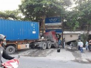 Tin tức trong ngày - Hà Nội: Xe container nổ lốp, lao thẳng vào 2 nhà dân