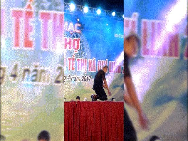 Bạn trẻ - Cuộc sống - Tùng Sơn khoe vũ đạo "bọ gậy" gây náo loạn hội chợ Hải Dương