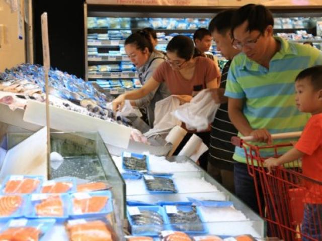 Thị trường - Tiêu dùng - Dịp lễ 30-4: Chợ vắng, siêu thị chen nhau từng centimet