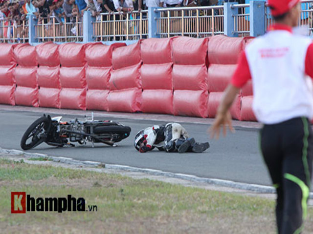 Thể thao - Không muốn cán đồng nghiệp, tay đua mất giải ngay vạch đích