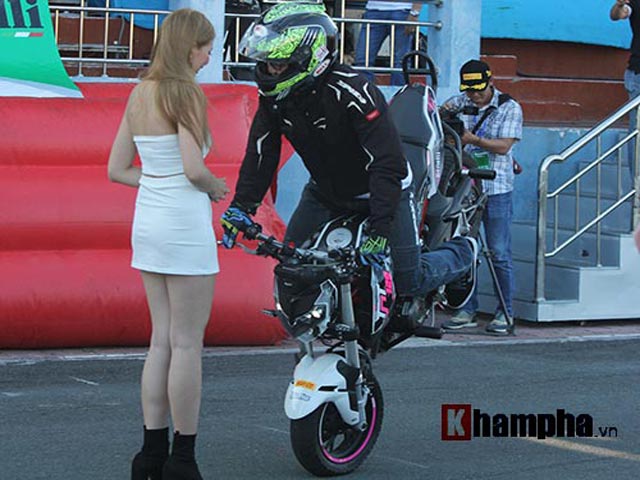 Thể thao - Nữ biker Thái làm xiếc với xe khiến người đẹp Việt thót tim