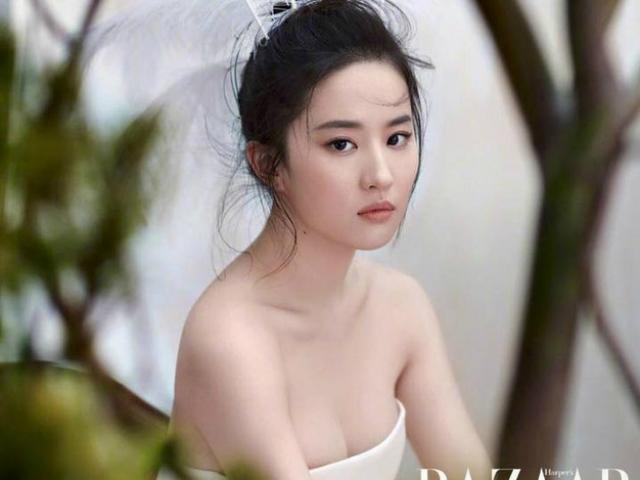 Tin tức giải trí - Những lần diện cúp ngực của Lưu Diệc Phi khiến fan "nghẹt thở"