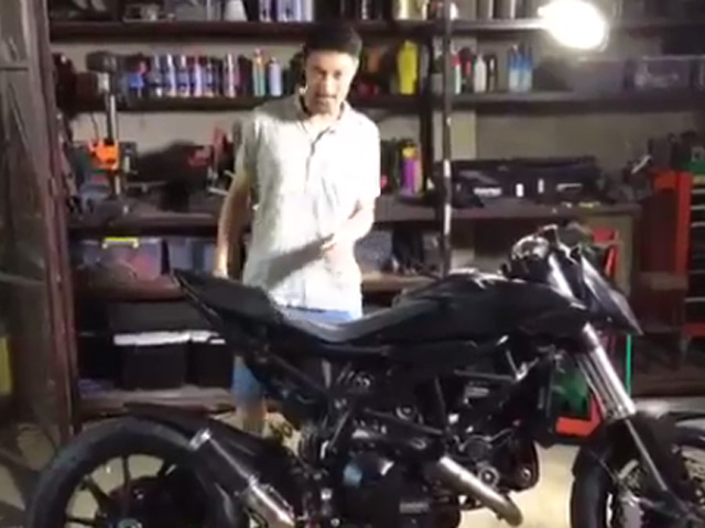 Johnny Trí Nguyễn phục hồi mô tô PKL Ducati HyperMotard