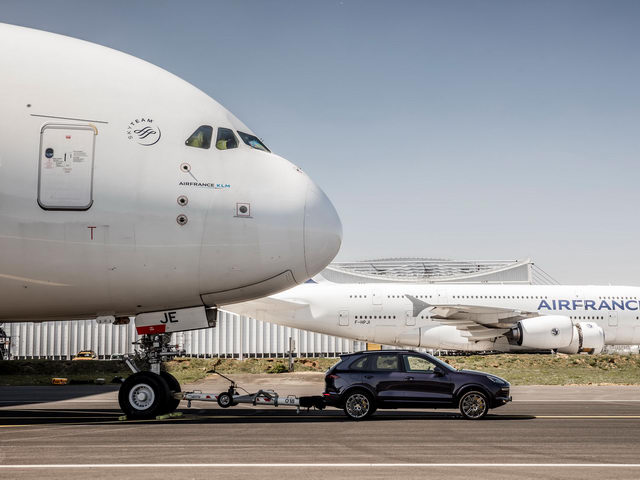 Tư vấn - Porsche Cayenne kéo được cả máy bay Airbus